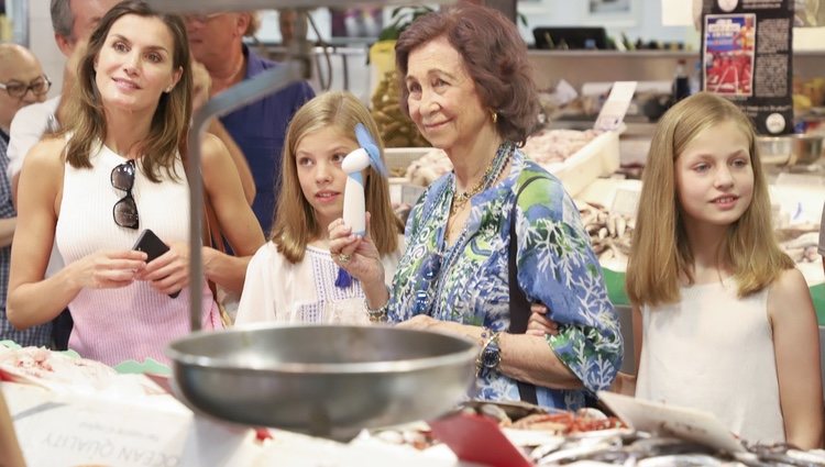 La Reina Sofía con la Reina Letizia, la Princesa Leonor y la Infanta Sofía en una pescadería