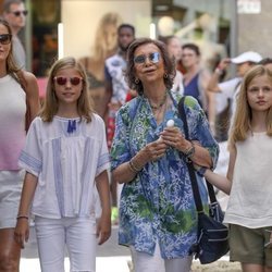 La Reina Sofía muy feliz con la Reina Letizia, la Infanta Sofía y la Princesa Leonor en un mercado en Mallorca