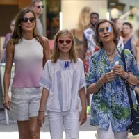 La Reina Sofía muy feliz con la Reina Letizia, la Infanta Sofía y la Princesa Leonor en un mercado en Mallorca