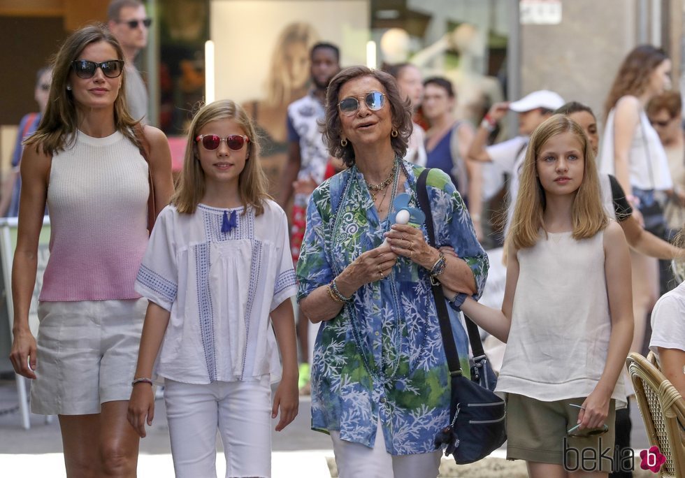 La Reina Sofía muy feliz con la Reina Letizia, la Infanta Sofía y la Princesa Leonor en un mercado en Mallorca