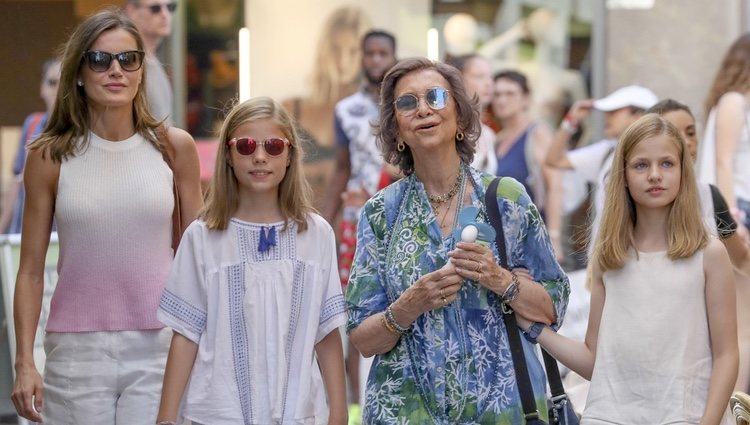 La Reina Sofía muy feliz con la Reina Letizia, la Infanta Sofía y la Princesa Leonor en un mercado en Mallorca