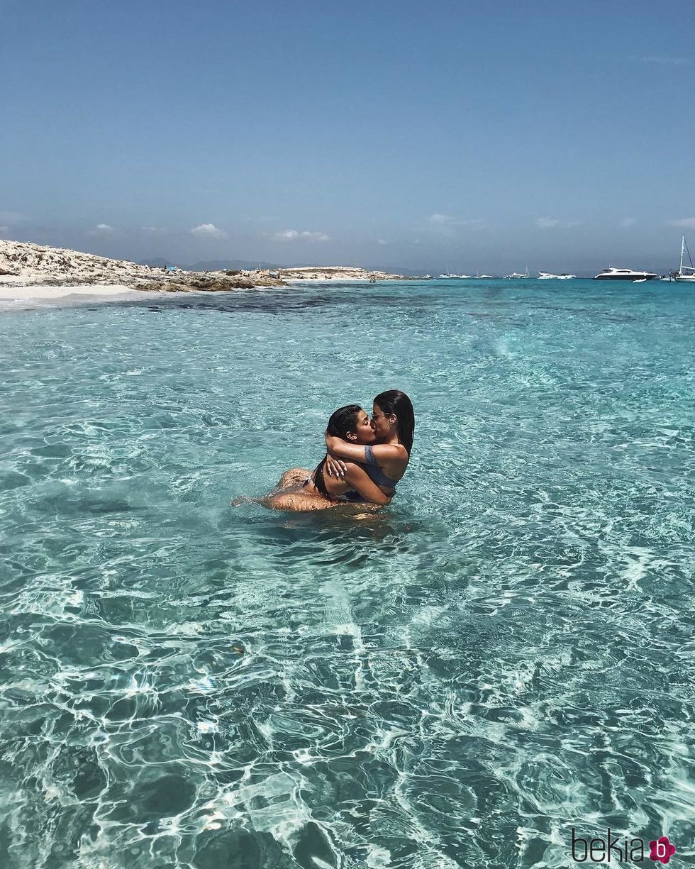 El impresionante beso de Dulceida y Alba Paul en el mar de Formentera