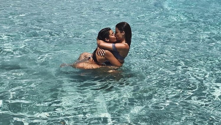 El impresionante beso de Dulceida y Alba Paul en el mar de Formentera