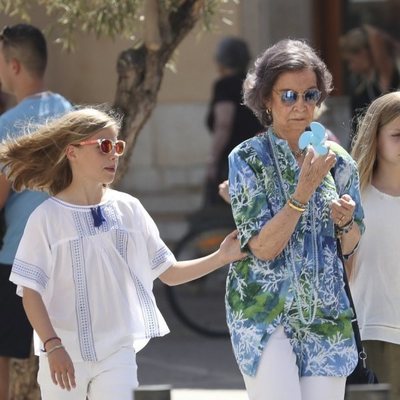 Las Reinas Sofía y Letizia con la Princesa Leonor y la Infanta Sofía en un mercado de Mallorca