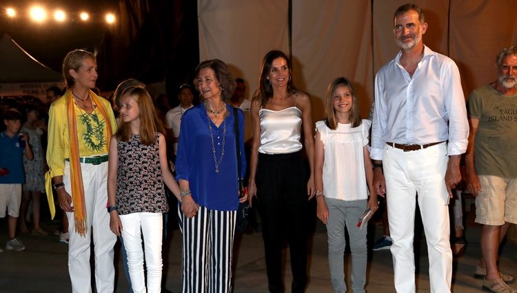 Los Reyes Felipe y Letizia, la Princesa Leonor, la Infanta Sofía, la Reina Sofía y la Infanta Elena en el concierto de Ara Malikian en Mallorca