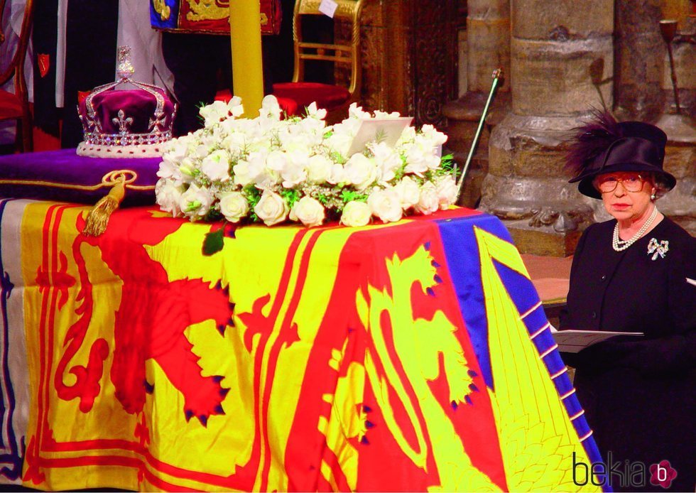 Isabel II en el funeral de la Reina madre en la Abadía de Westminster