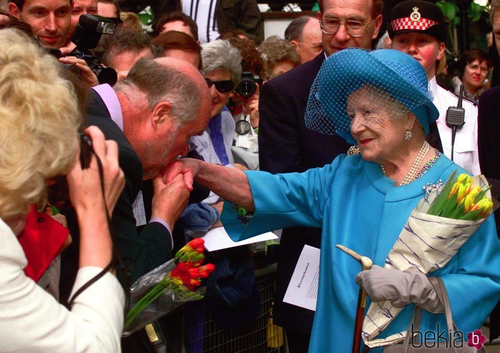 La Reina Madre recibiendo el cariño de los ciudadanos