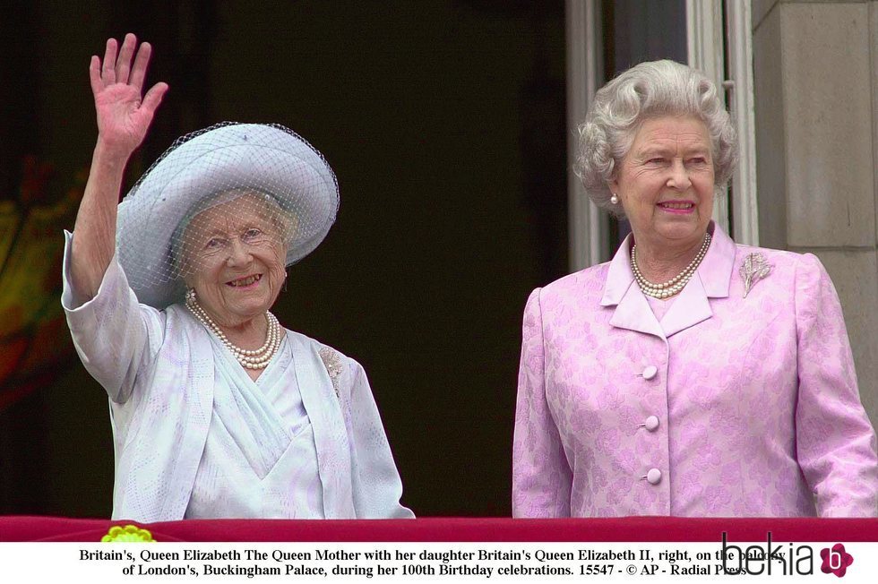 La Reina Madre y su hija, Isabel II, durante su 100 cumpleaños