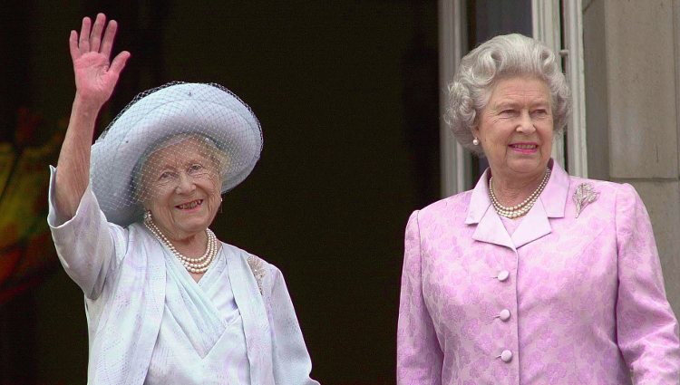 La Reina Madre y su hija, Isabel II, durante su 100 cumpleaños