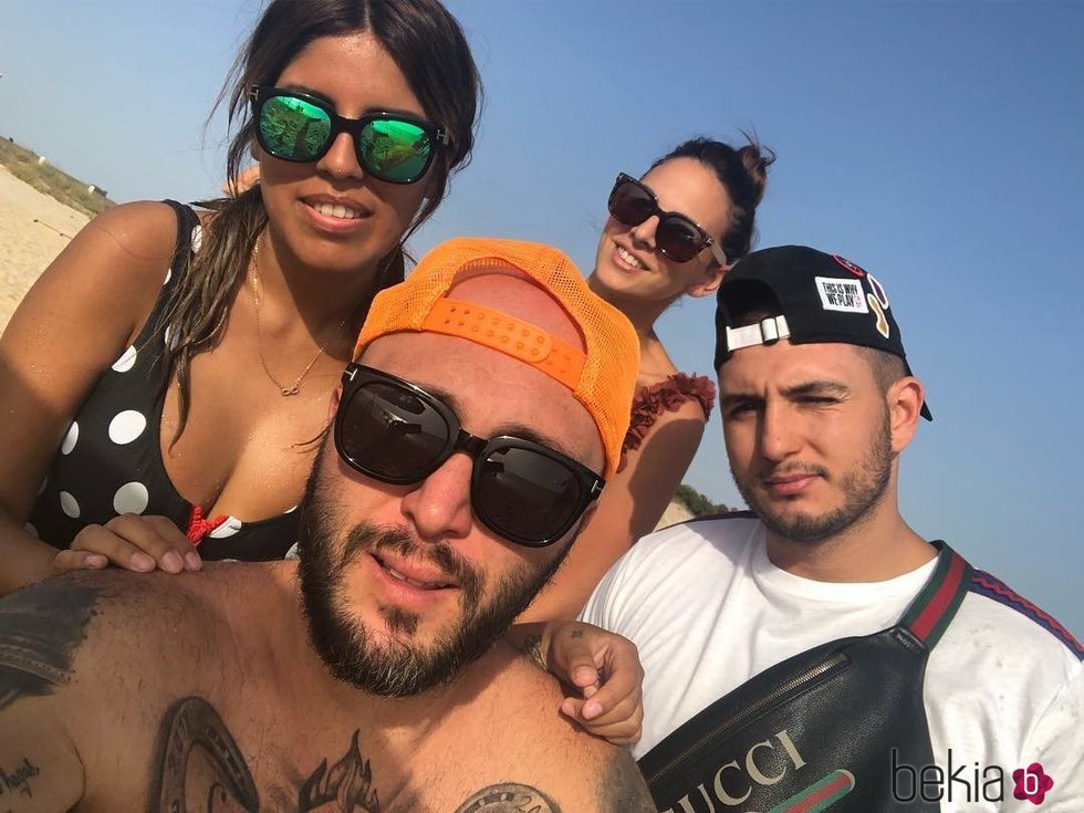 Kiko Rivera, Irene Rosales, Chabelita Pantoja y Omar Montes disfrutando de un día de playa