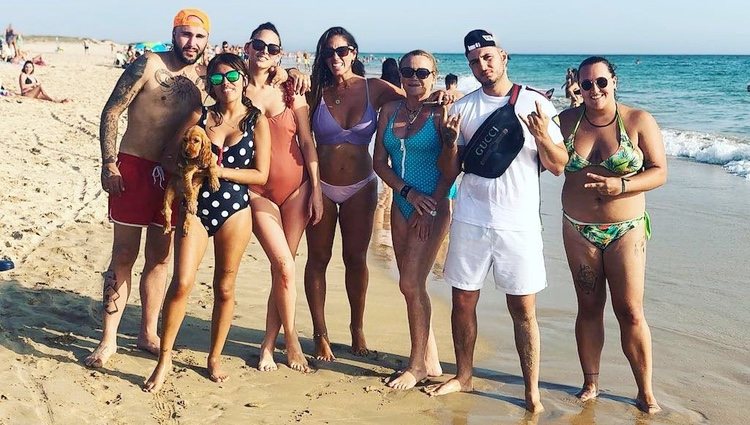 Kiko Rivera, Chabelita Pantoja, Irene Rosales, Anabel Pantoja y Omar Montes en un día de playa