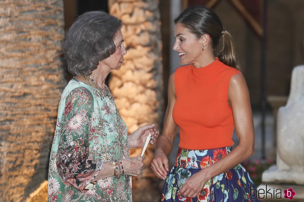 La Reina Sofía y la Reina Letizia muy cómplices en la recepción del Palacio de la Almudaina en Mallorca