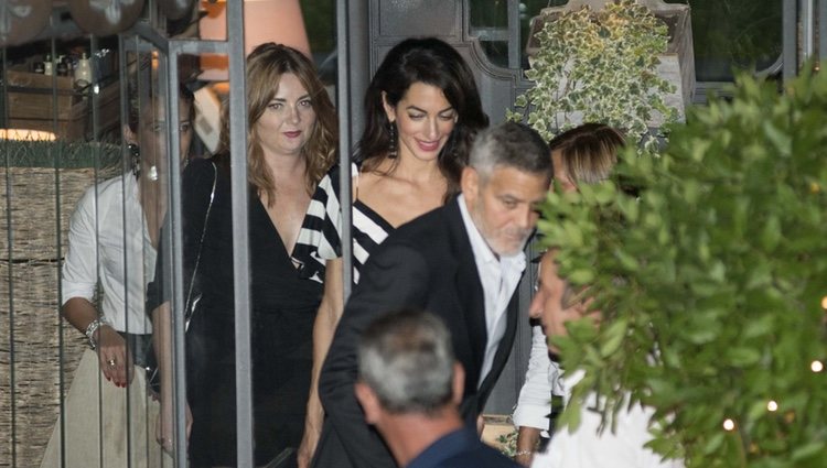 George y Amal Clooney saliendo de cenar de un restaurante italiano