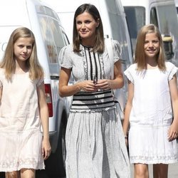 La Reina Letizia con la Princesa Leonor y la Infanta Sofía durante su visita al Rey Felipe VI en la Copa del Rey de Vela