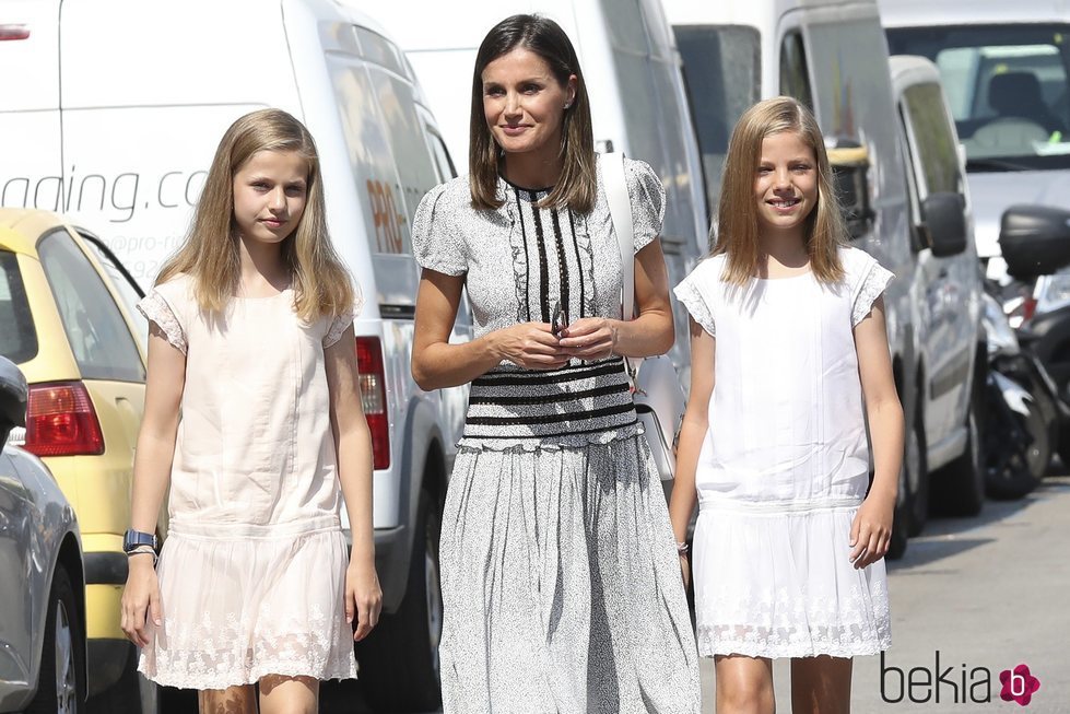 La Reina Letizia con la Princesa Leonor y la Infanta Sofía durante su visita al Rey Felipe VI en la Copa del Rey de Vela