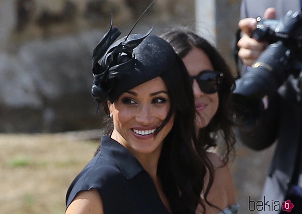 Meghan Markle muy sonriente en la boda de Charlie van Straubenzee y Daisy Jenks