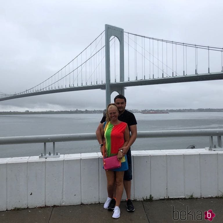 Belén Esteban y Miguel sonríen abrazados durante su viaje a Nueva York