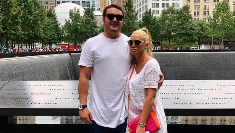 Belén Esteban y su pareja Miguel en el monumento homenaje al atentado del 11-S