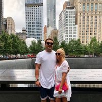 Belén Esteban y su pareja Miguel en el monumento homenaje al atentado del 11-S