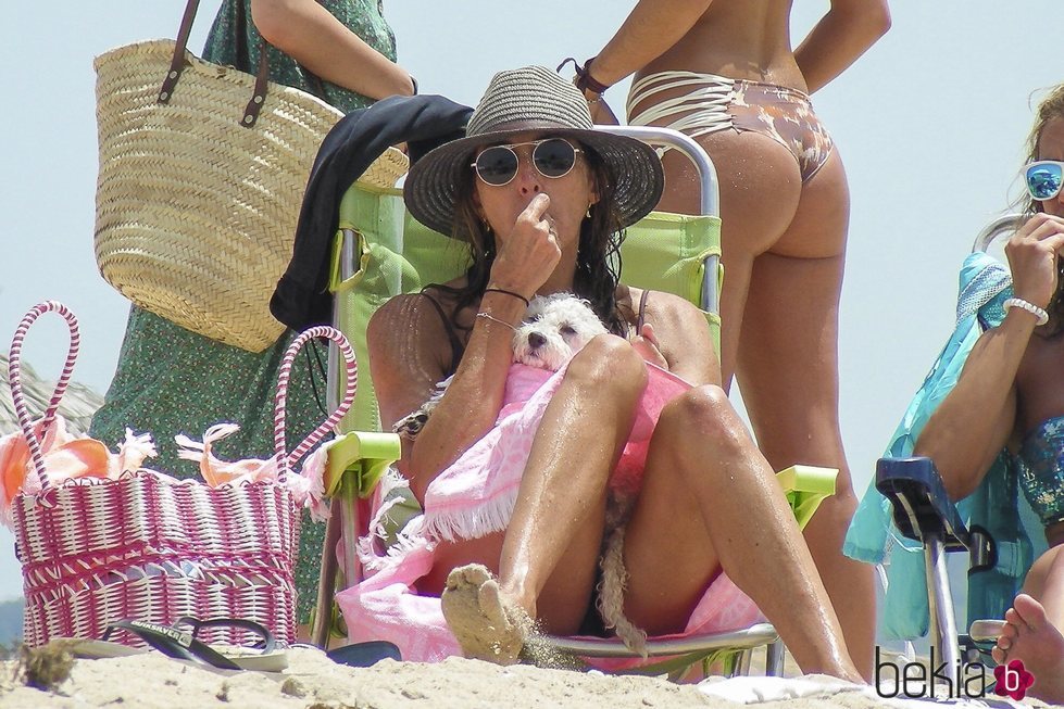 Paz Padilla con su perrito en las playas de Cádiz