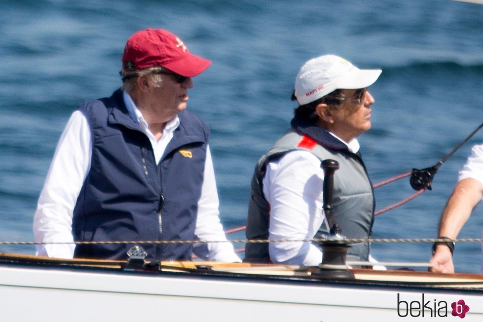 El Rey Juan Carlos navegando en el Bribón en Baiona