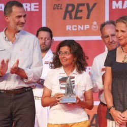 El Rey Felipe con la Infanta Elena tras entregar su trofeo por el segundo puesto del Titia en la Copa del Rey de Vela 2018