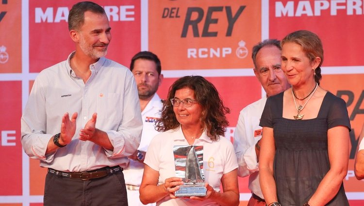 El Rey Felipe con la Infanta Elena tras entregar su trofeo por el segundo puesto del Titia en la Copa del Rey de Vela 2018