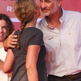 El Rey Felipe y la Infanta Elena se dan un beso en la entrega de trofeos de la Copa del Rey de Vela 2018