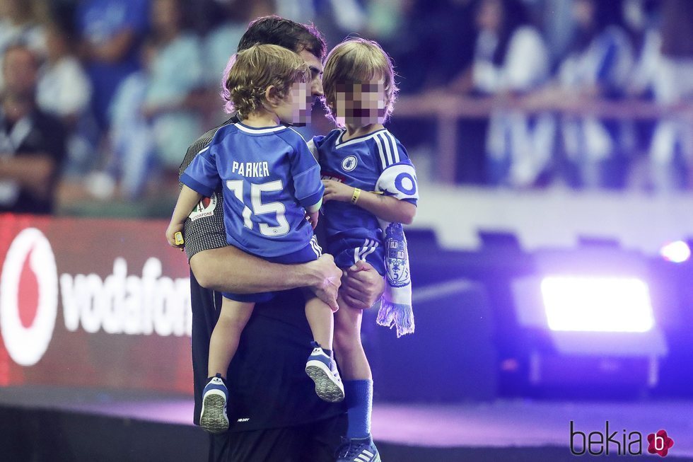 Iker Casillas con sus hijos Martín y Lucas celebrando la Supercopa de Portugal