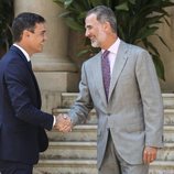 El Rey Felipe y Pedro Sánchez se saludan afectuosamente en su despacho de verano en Marivent