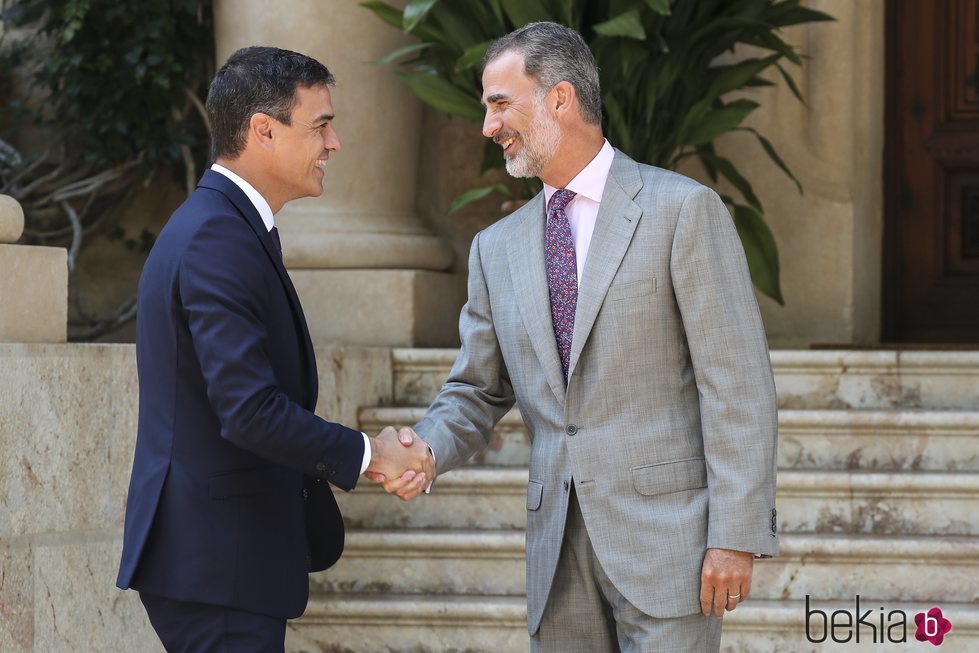 El Rey Felipe y Pedro Sánchez se saludan afectuosamente en su despacho de verano en Marivent