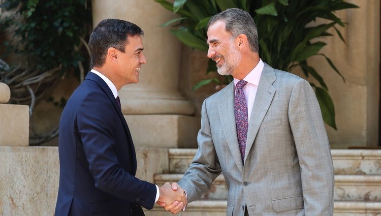 El Rey Felipe y Pedro Sánchez se saludan afectuosamente en su despacho de verano en Marivent