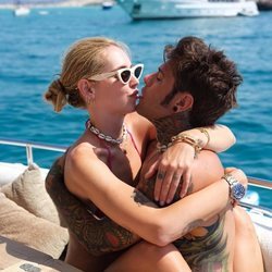 Chiara Ferragni y Fedez en un yate en Ibiza