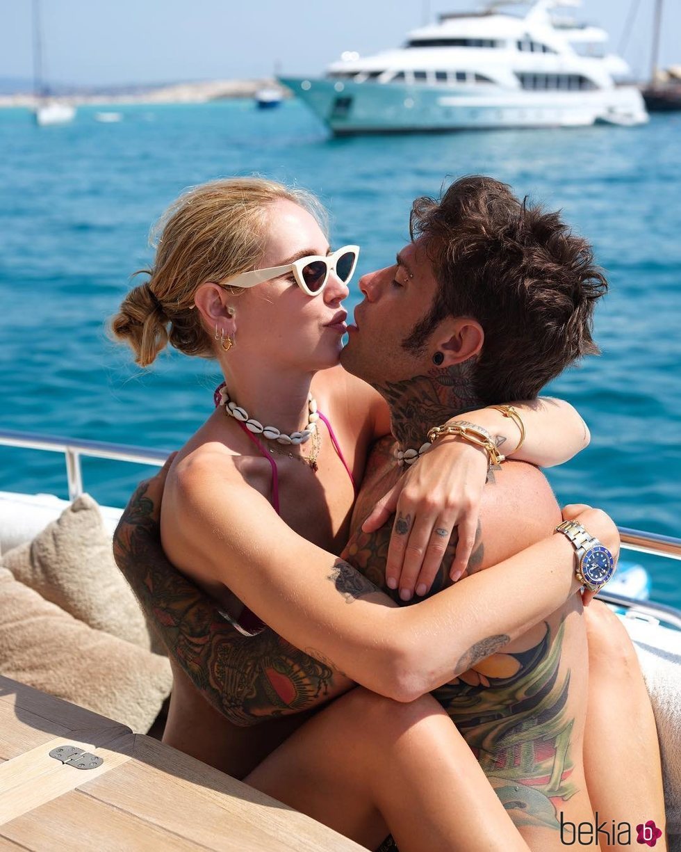 Chiara Ferragni y Fedez en un yate en Ibiza