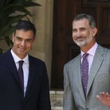 Pedro Sánchez y el Rey Felipe, muy sonrientes en su primer despacho de verano juntos en Marivent