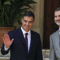 Pedro Sánchez y el Rey Felipe, muy sonrientes en su primer despacho de verano juntos en Marivent