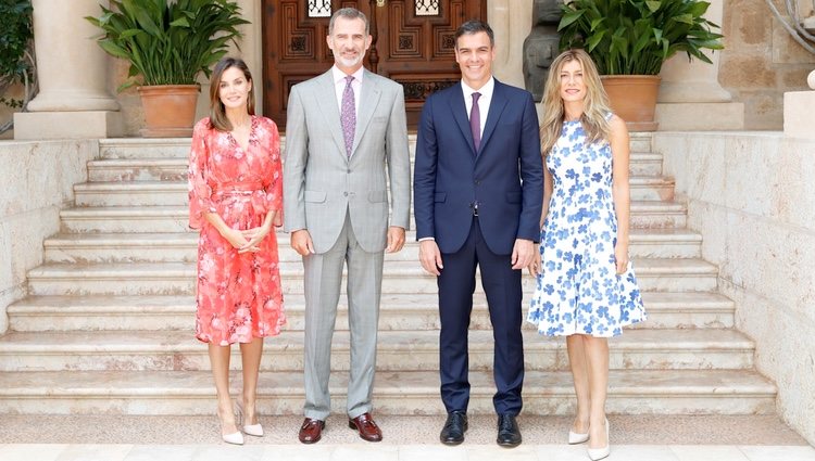 Los Reyes Felipe y Letizia con Pedro Sánchez y Begoña Gómez en su primer almuerzo juntos en Marivent