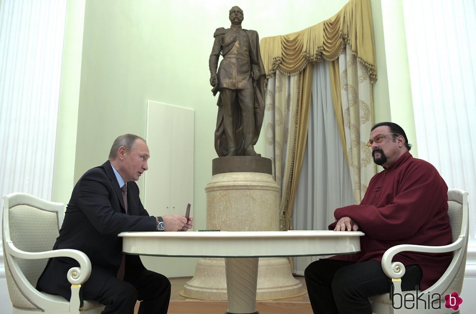 Vladimir Putin recibe a Steven Seagal en Moscú