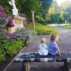 Los Príncipes Alejandro y Gabriel de Suecia en los jardines de Solliden