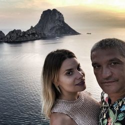 Gustavo González con María Lapiedra en Ibiza