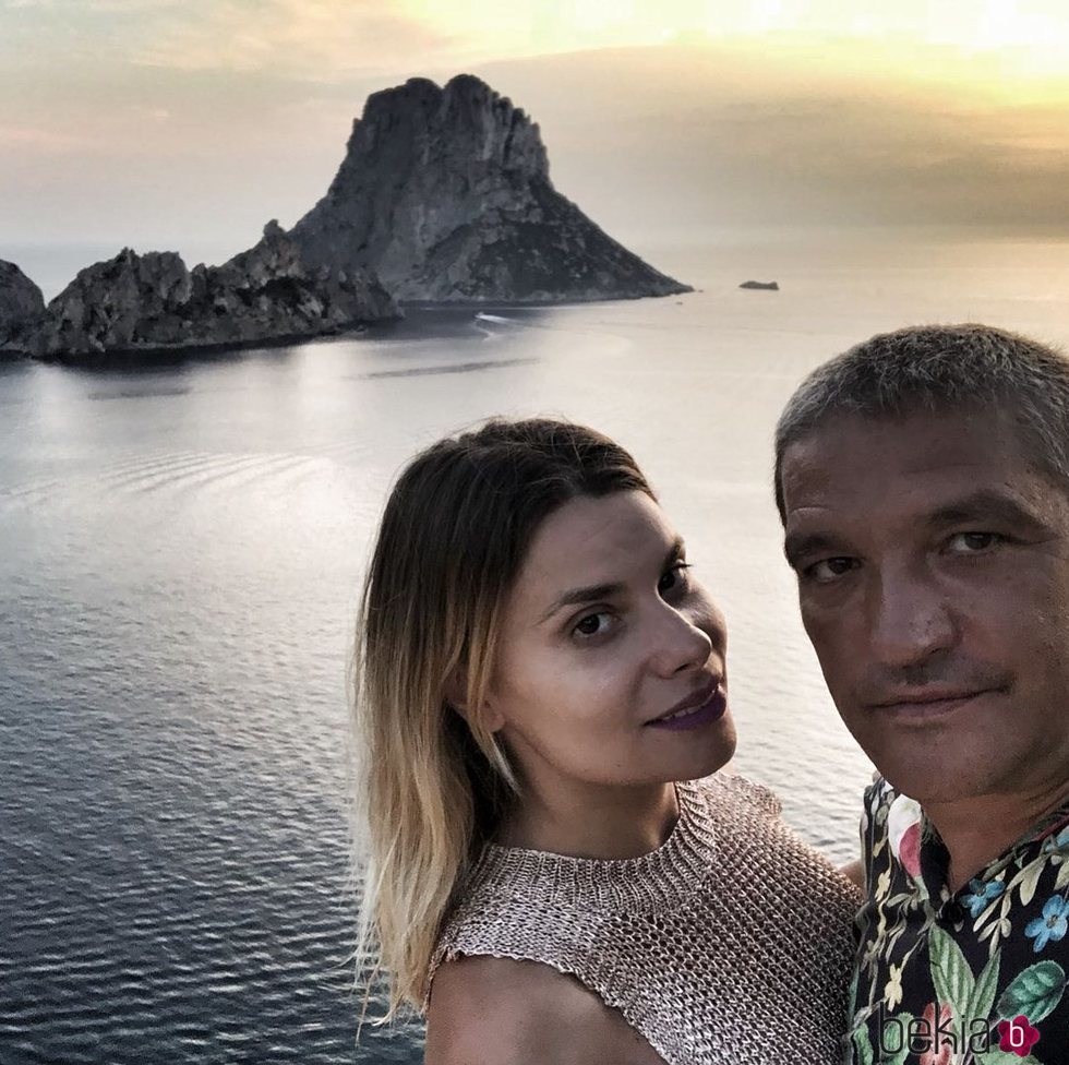 Gustavo González con María Lapiedra en Ibiza