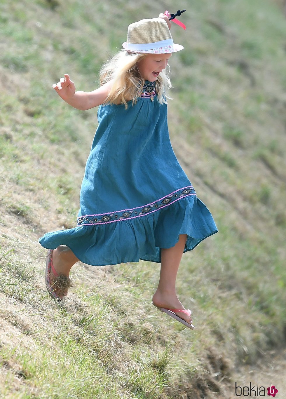 Savannah Phillips correteando por el recinto del festival celebrado en Gatcombe Park