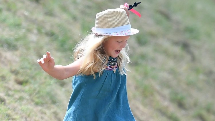 Savannah Phillips correteando por el recinto del festival celebrado en Gatcombe Park