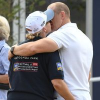 Zara Phillips y Mike Tindall se besan apasionadamente durante un festival en Gatcombe Park