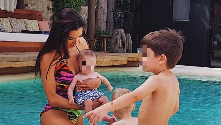 Pilar Rubio con sus hijos Sergio, Marco y Álex en la piscina