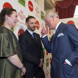 El Príncipe de Gales bromea con Tom Hardy y Olivia Colman en un acto de su organización 'The Prince's Trust