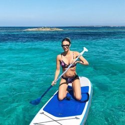 Helen Lindes haciendo paddle surf en Formentera