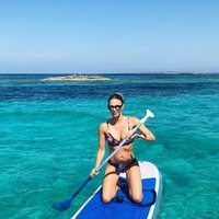 Helen Lindes haciendo paddle surf en Formentera