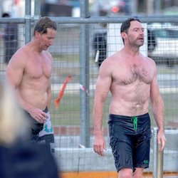 Hugh Jackman en la playa con su entrenador personal, Michael Ryan