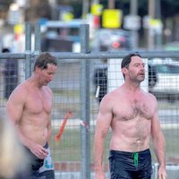 Hugh Jackman en la playa con su entrenador personal, Michael Ryan